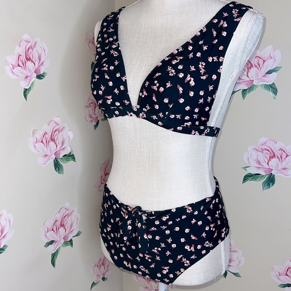 Gianni Bini Swimsuit 2-piece - Picture 2 of 8